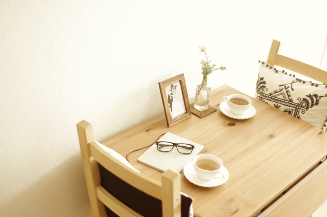 ポストカードを飾ったテーブル