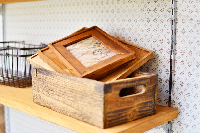 雑に箱に入れられた写真立て