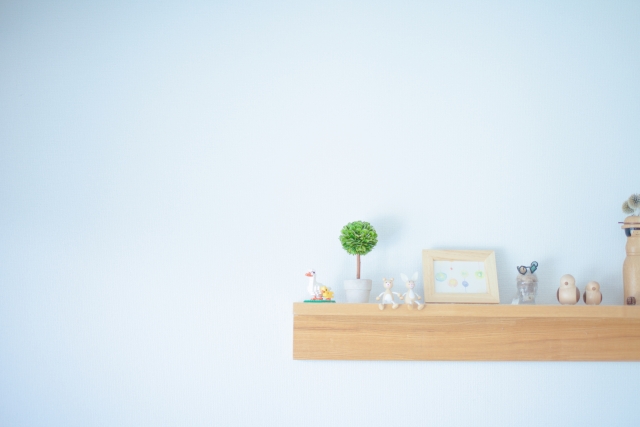 壁の棚に飾ったポストカード