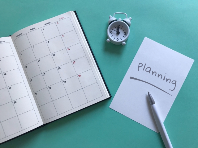 手帳と時計とペン