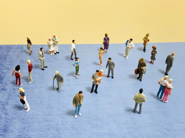 混雑イメージ（人のミニチュア）