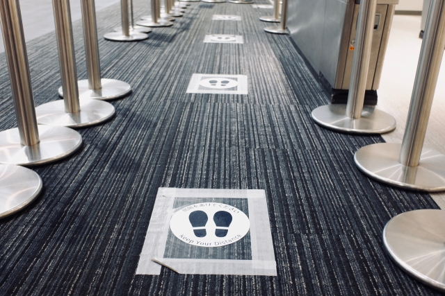 行列で待つ位置を示す足形